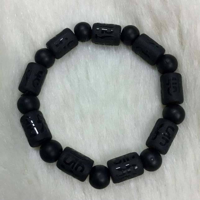 Vòng tay đá Obsidian đen tuyền hạt tròn xen phân khối chữ nhật chạm kinh chữ may mắn
