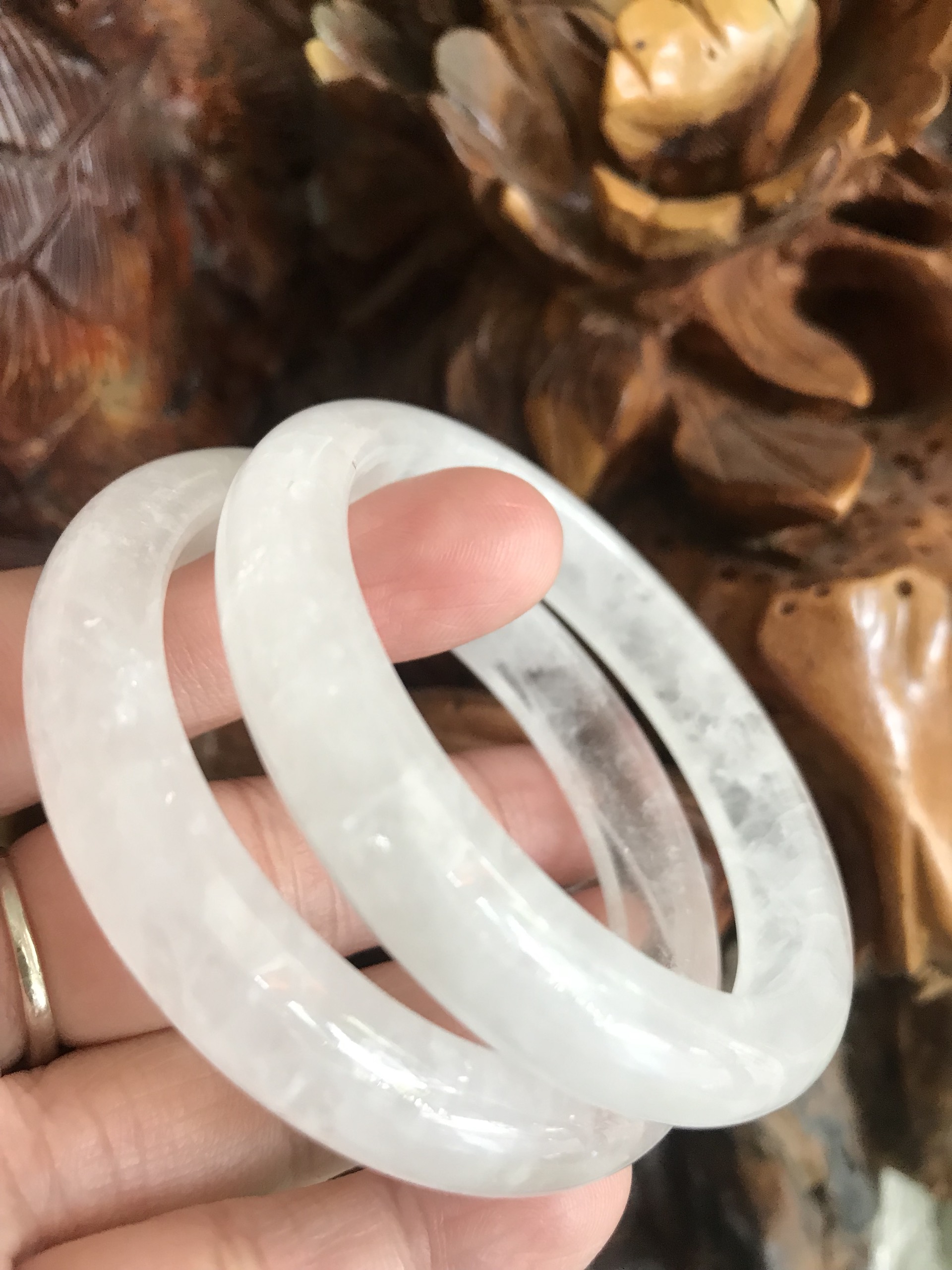 Vòng Thạch Anh Trắng Tự Nhiên Bản Hẹ Mới đẹp Ni 52mm Cao 10mm Dầy 7mm Màu trắng trong bóng đẹp Nữ mệnh Kim mệnh Thủy tay nhỏ đeo 45kg - 52 kg ạ