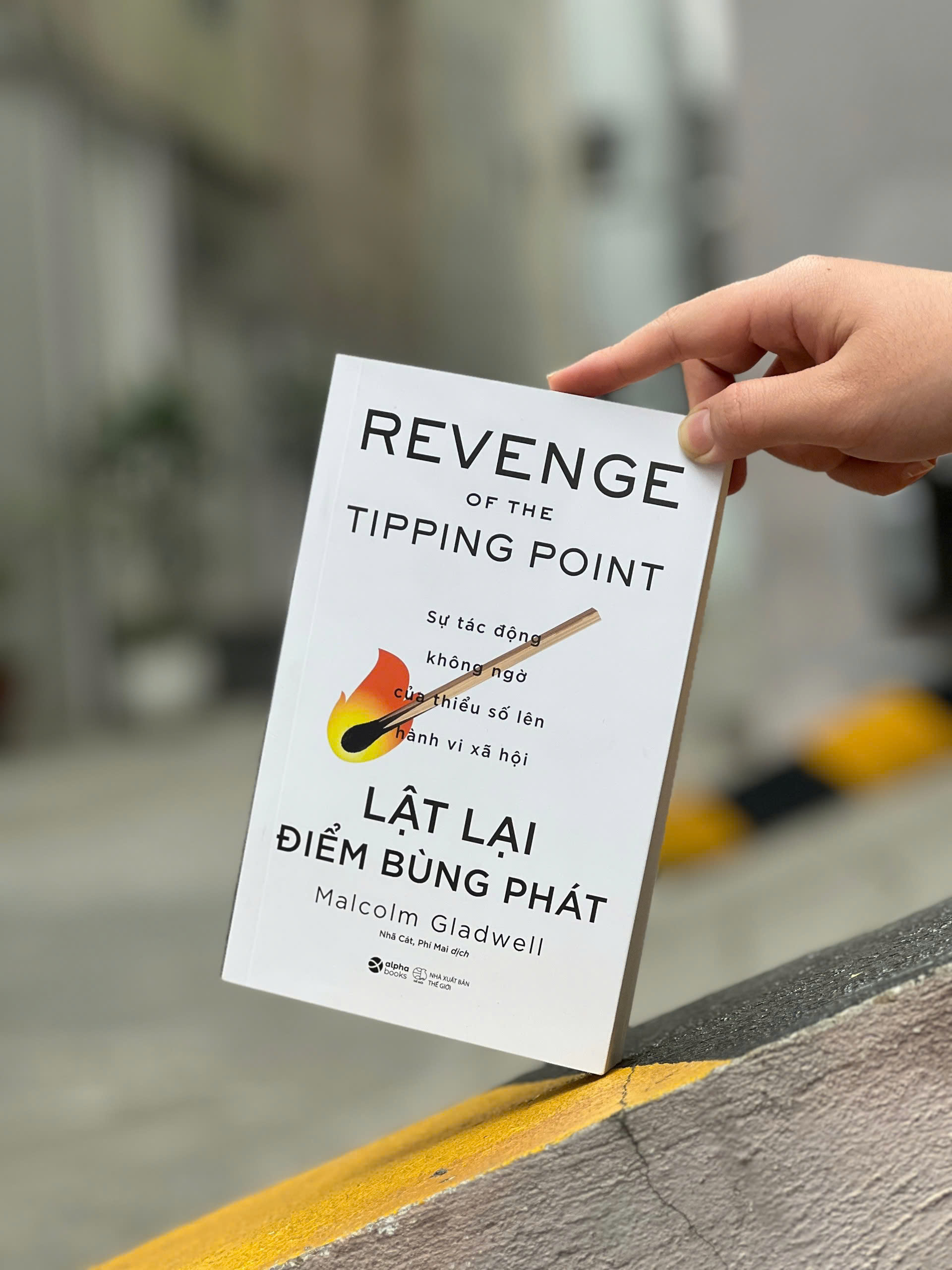 LẬT LẠI ĐIỂM BÙNG PHÁT - Sự Tác Động Không Ngờ Của Thiểu Số Lên Hành Vi Xã Hội – Malcolm Gladwell - Alphabooks – NXB Thế Giới