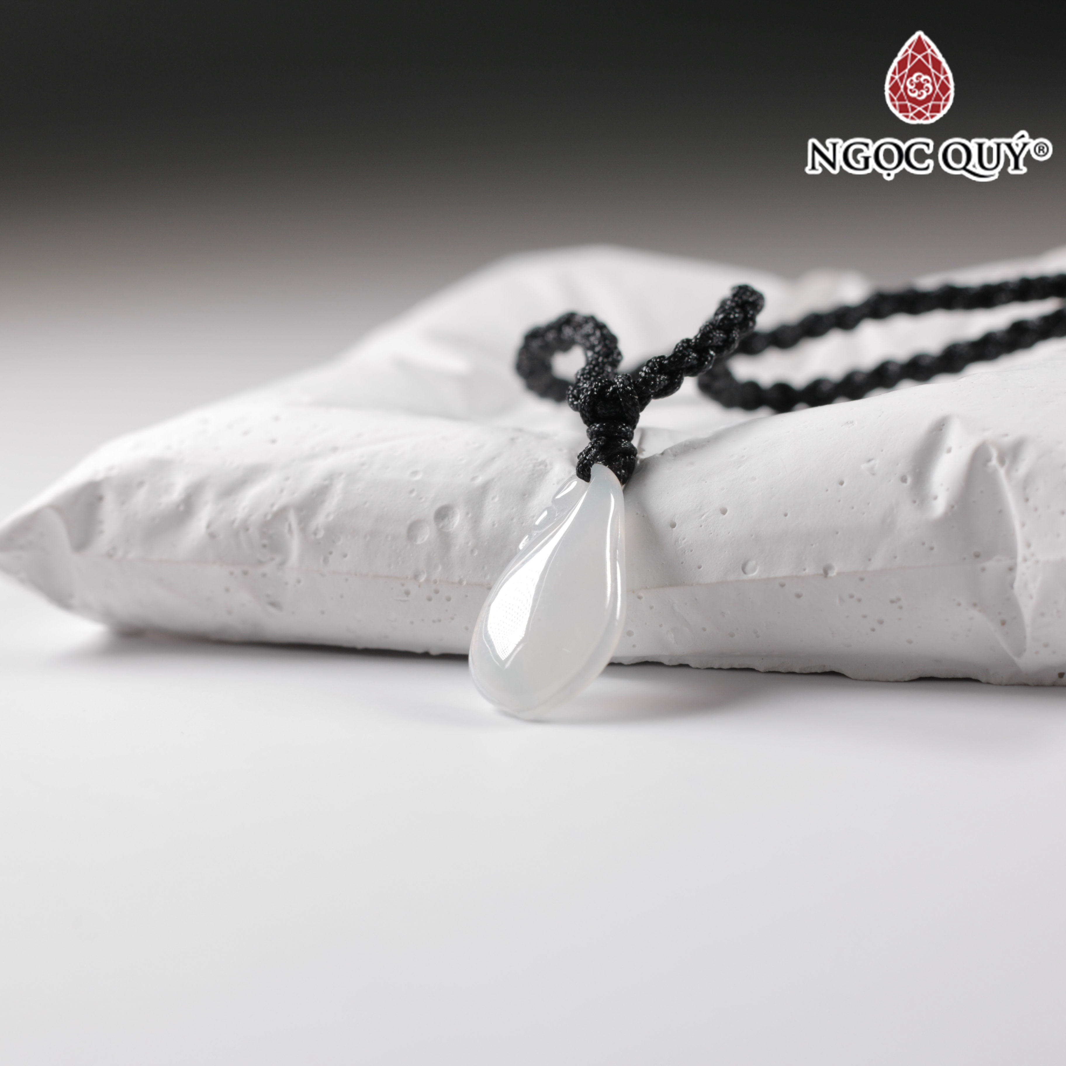 Mặt dây chuyền hình chiếc lá đá cẩm thạch type A 22x8mm mệnh hỏa mộc - Ngọc Quý Gemstones