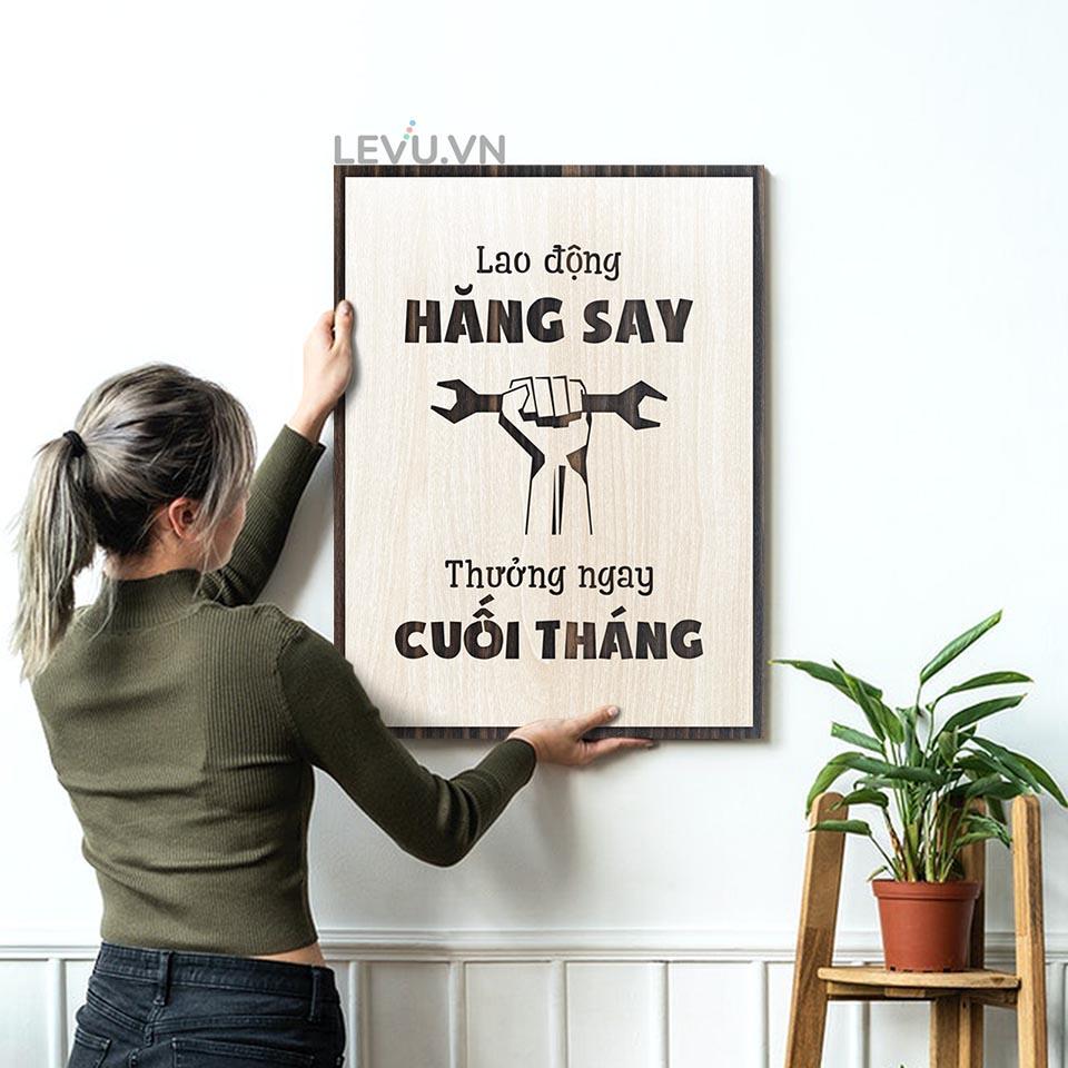 Tranh treo tường đẹp LEVU LV025 "Lao động hăng say thưởng ngay cuối tháng"