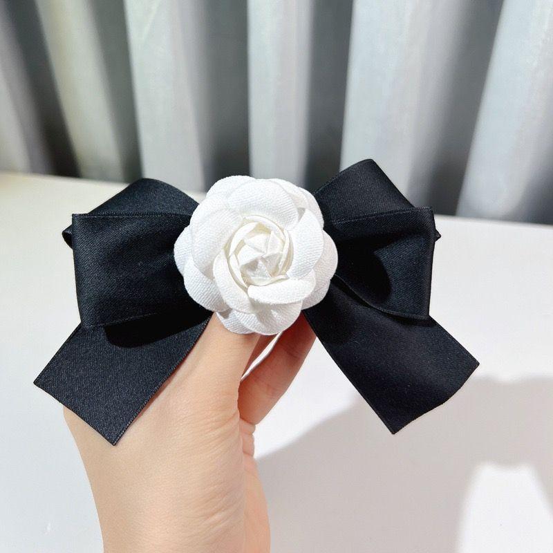 Hoa cài trang trí phối nơ zuy băng siêu đẹp, ảnh shop tự chụp