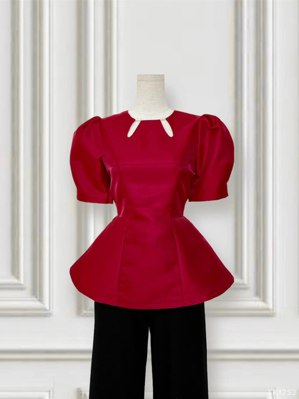 Áo peplum cổ tròn khoét giọt nước đính nút ngọc siêu sang