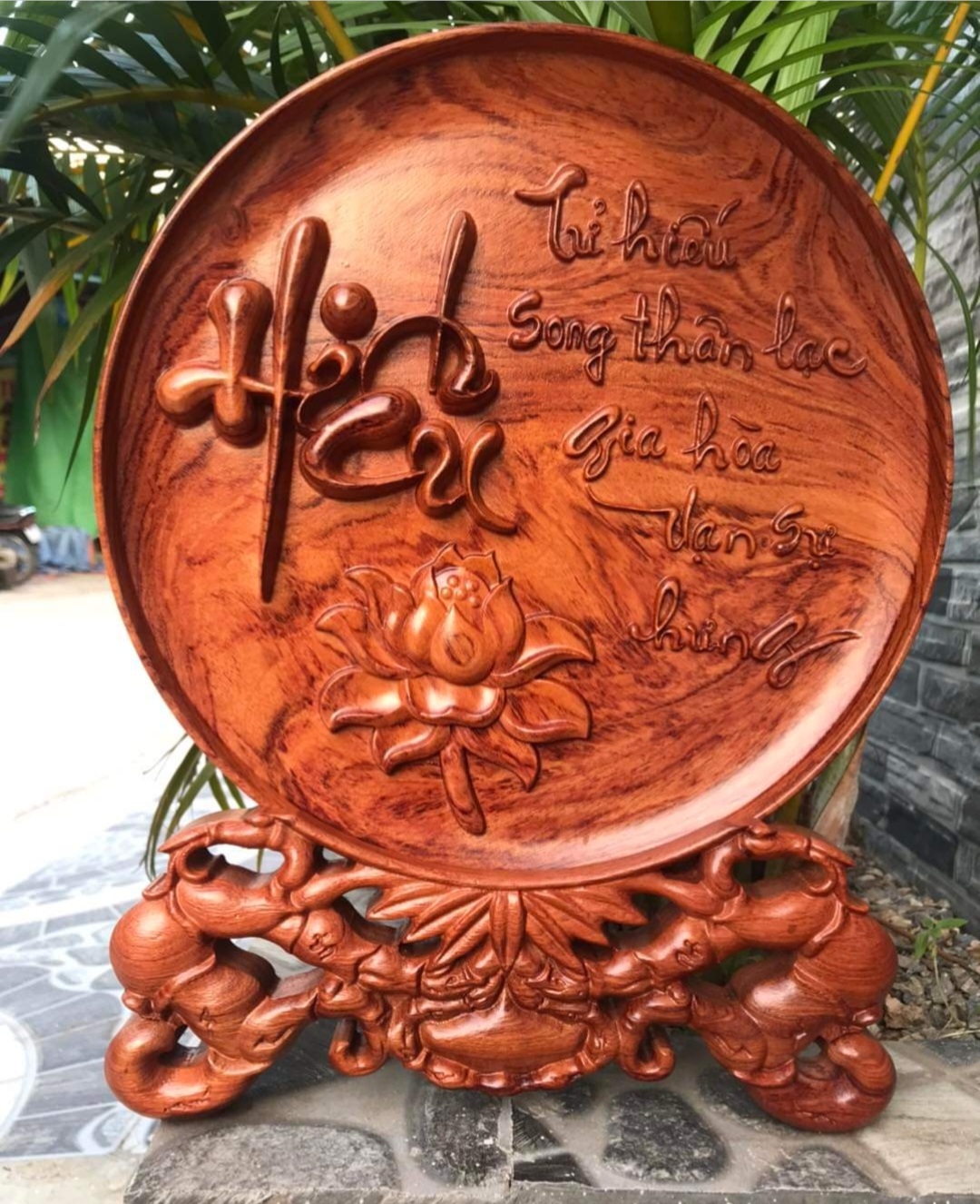 Đĩa phong thủy chạm khắc chữ hiếu bằng gỗ hương đá kt 40×4cm