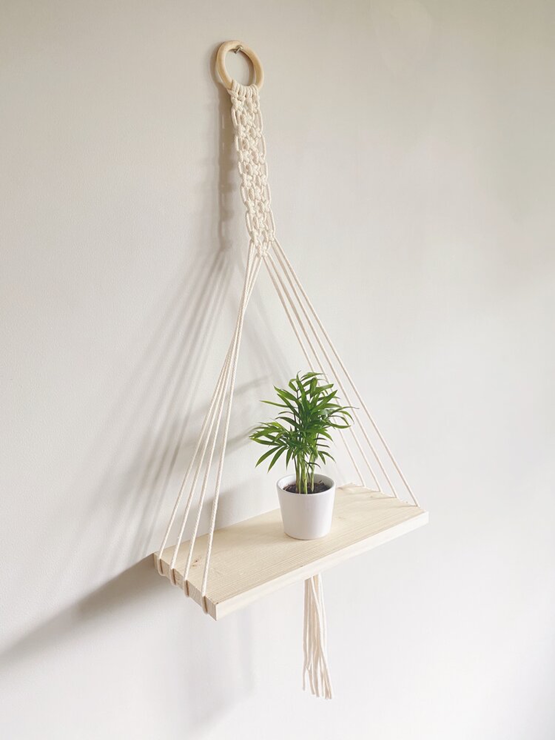 Kệ gỗ trang trí treo tường tết dây thủ công kết hợp vòng gỗ độc đáo , màu tự nhiên, KT 30x10cm. KG19321