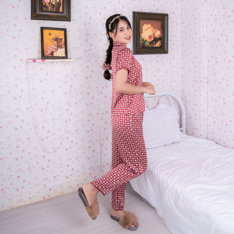 Bộ đồ Pyjama nữ, đồ mặc nhà lụa VILADY - B141 kiểu tay cộc quần dài họa tiết Ziczac chất liệu lụa Pháp - Màu đỏ