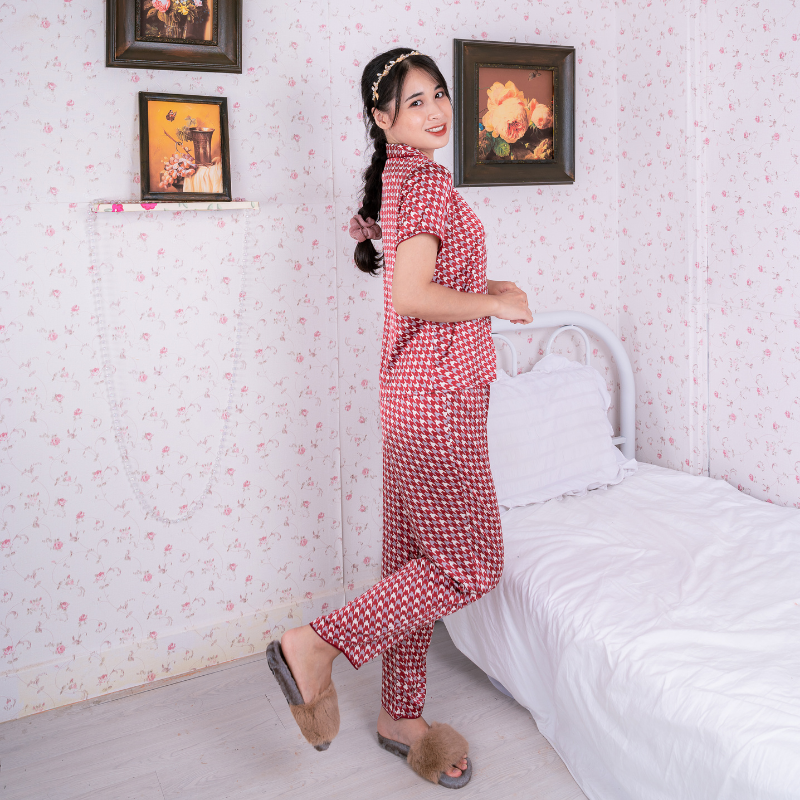 Bộ đồ Pyjama nữ, đồ mặc nhà lụa VILADY - B141 kiểu tay cộc quần dài họa tiết Ziczac chất liệu lụa Pháp (lụa latin) - Màu đỏ