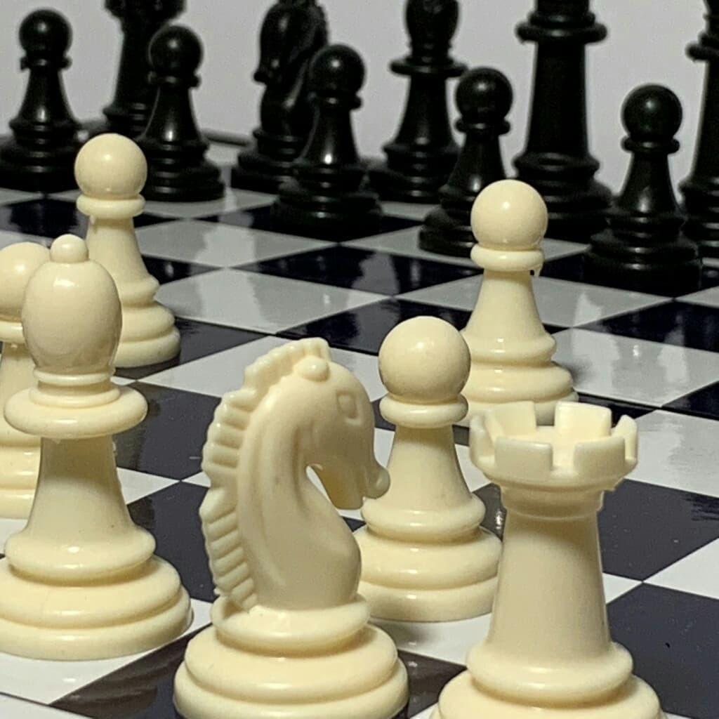 Cờ Vua Tiêu Chuẩn Quốc Tế SIZE LỚN - CÓ NAM CHÂM Bàn cờ là hộp đựng,Có nam châm, Vừa chơi vừa luyện trí tuệ.
