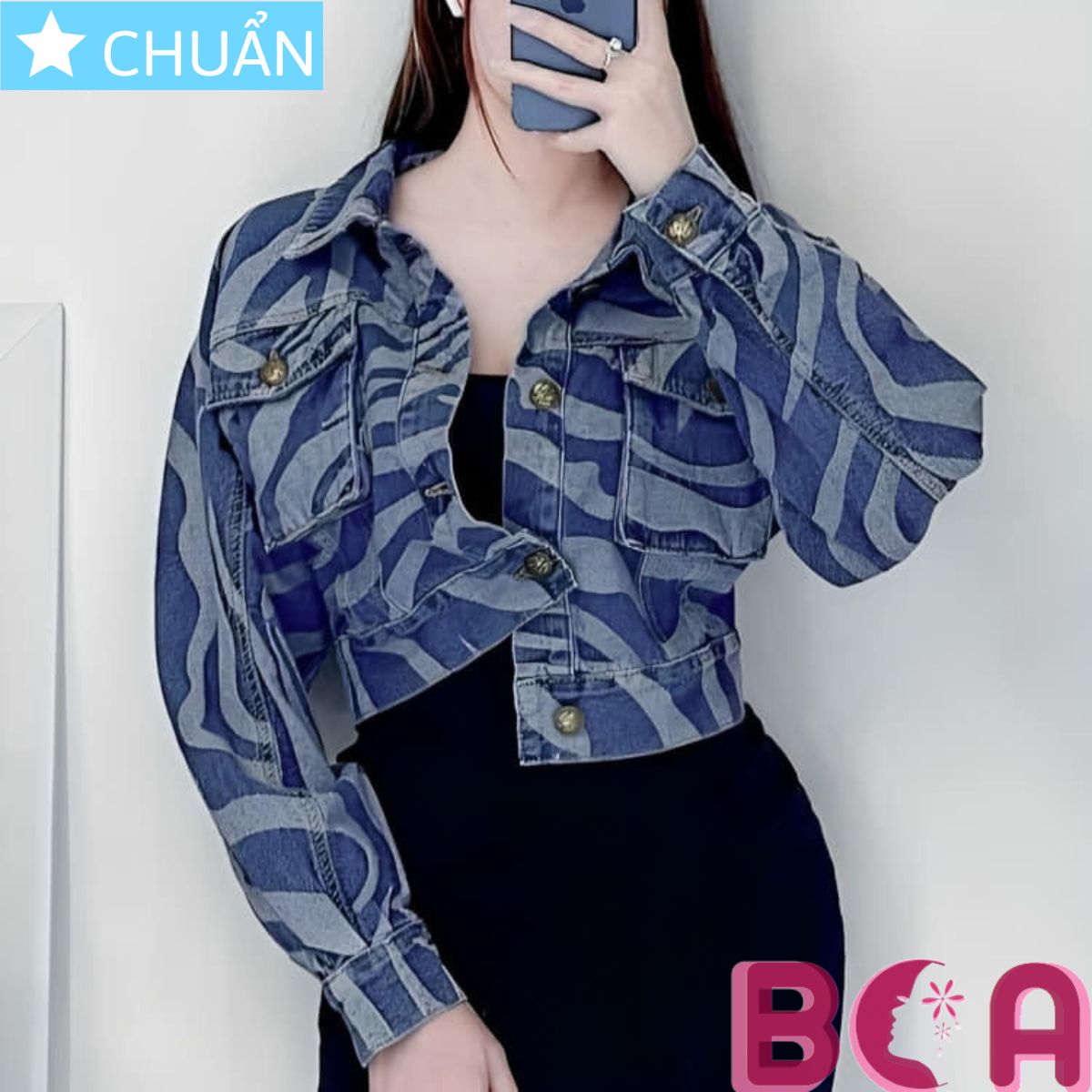 Áo khoác Jeans lửng nữ K31 màu xanh ROSATA tại BCASHOP họa tiết độc đáo & thời trang, khẳng định gu & đẳng cấp riêng bạn