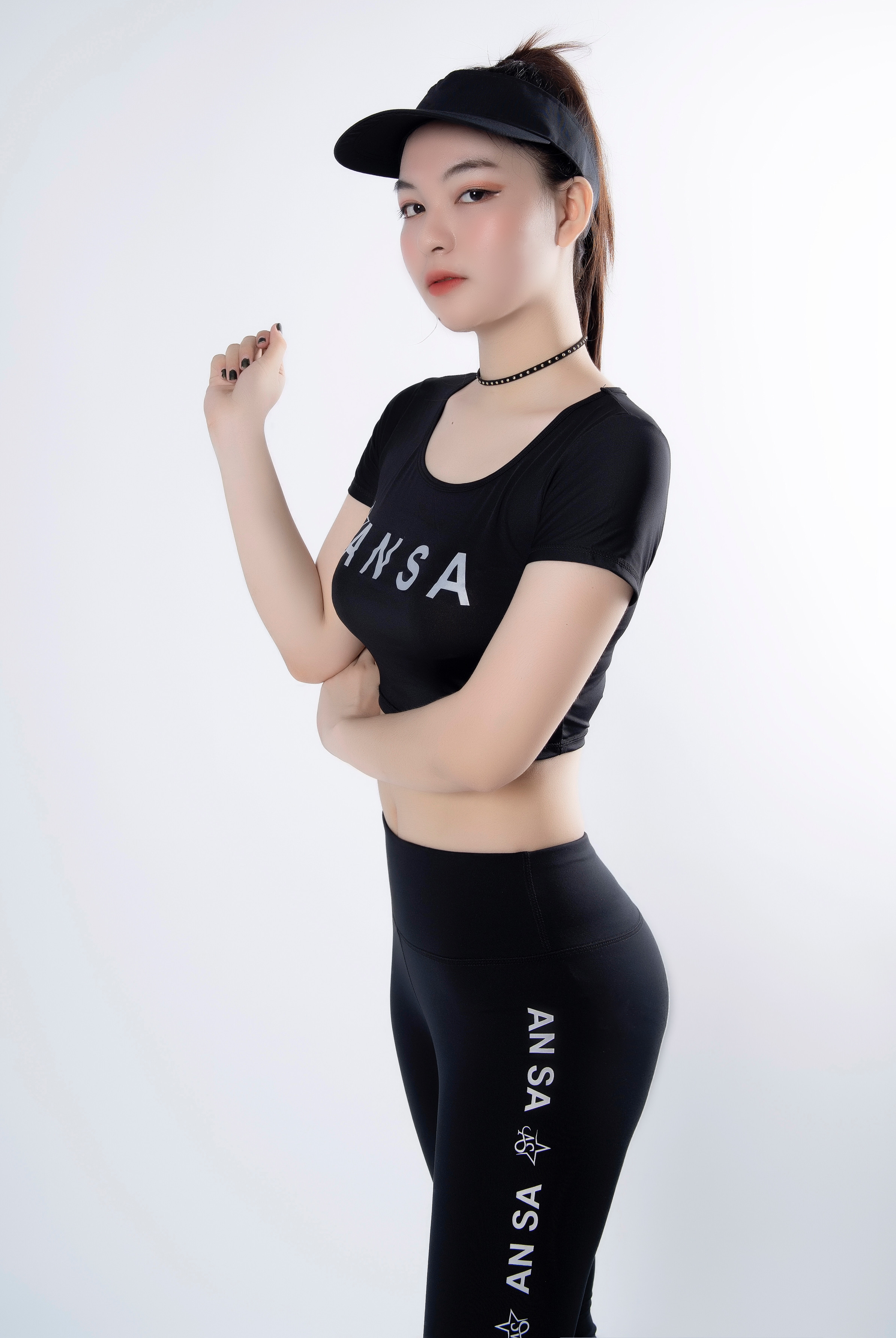 Bộ thể thao nữ quần dài áo croptop có tay Màu Đen - DD302