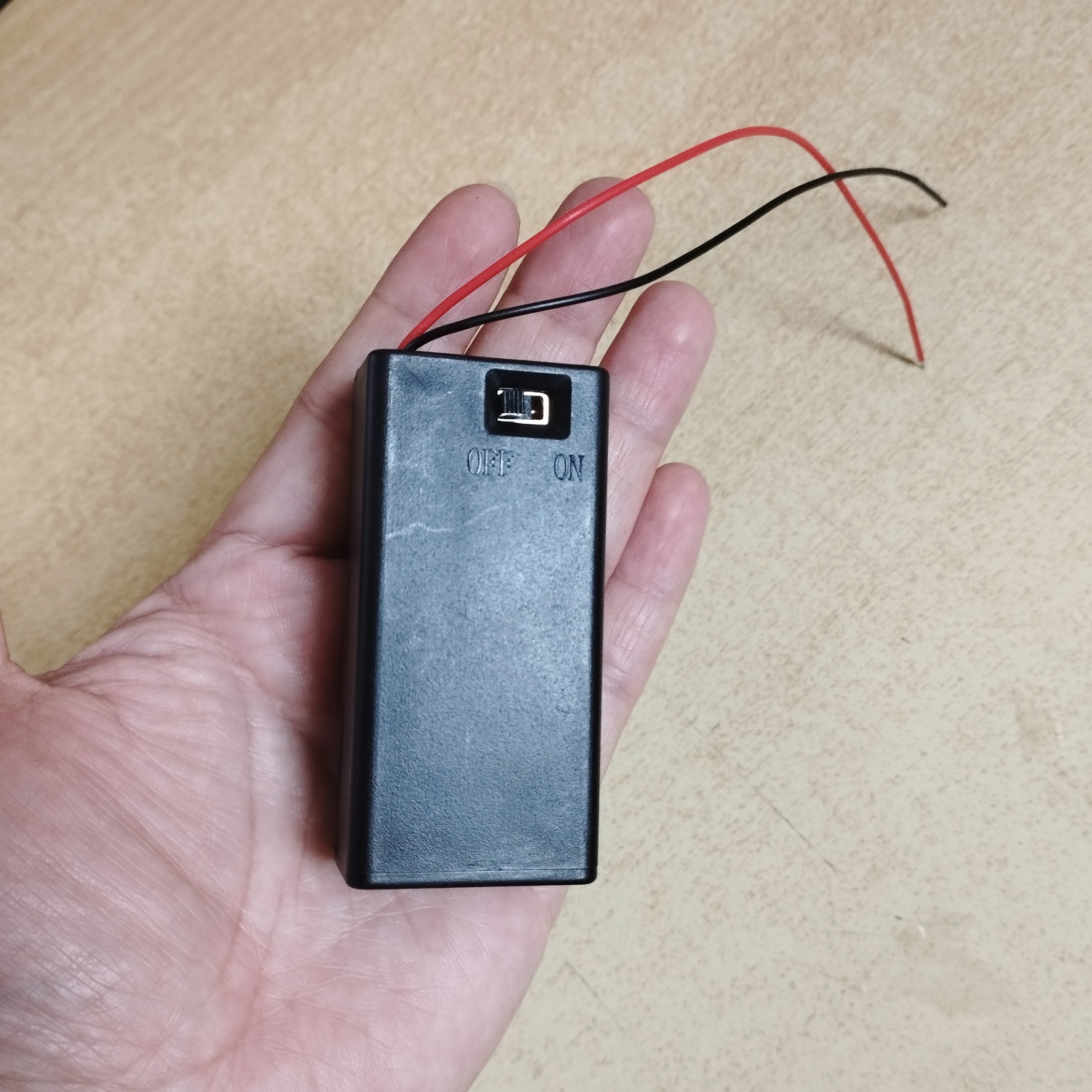 Khay pin 9V có nắp đậy kèm công tắc để chế tạo