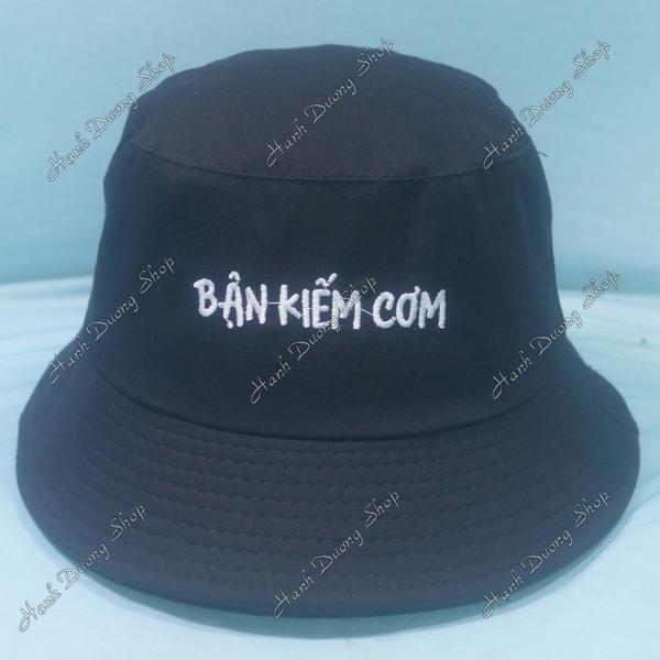 Nón tai bèo mũ bucket vành nhỏ thêu chữ Bận Kiếm Cơm - Bận Kiếm Cơm