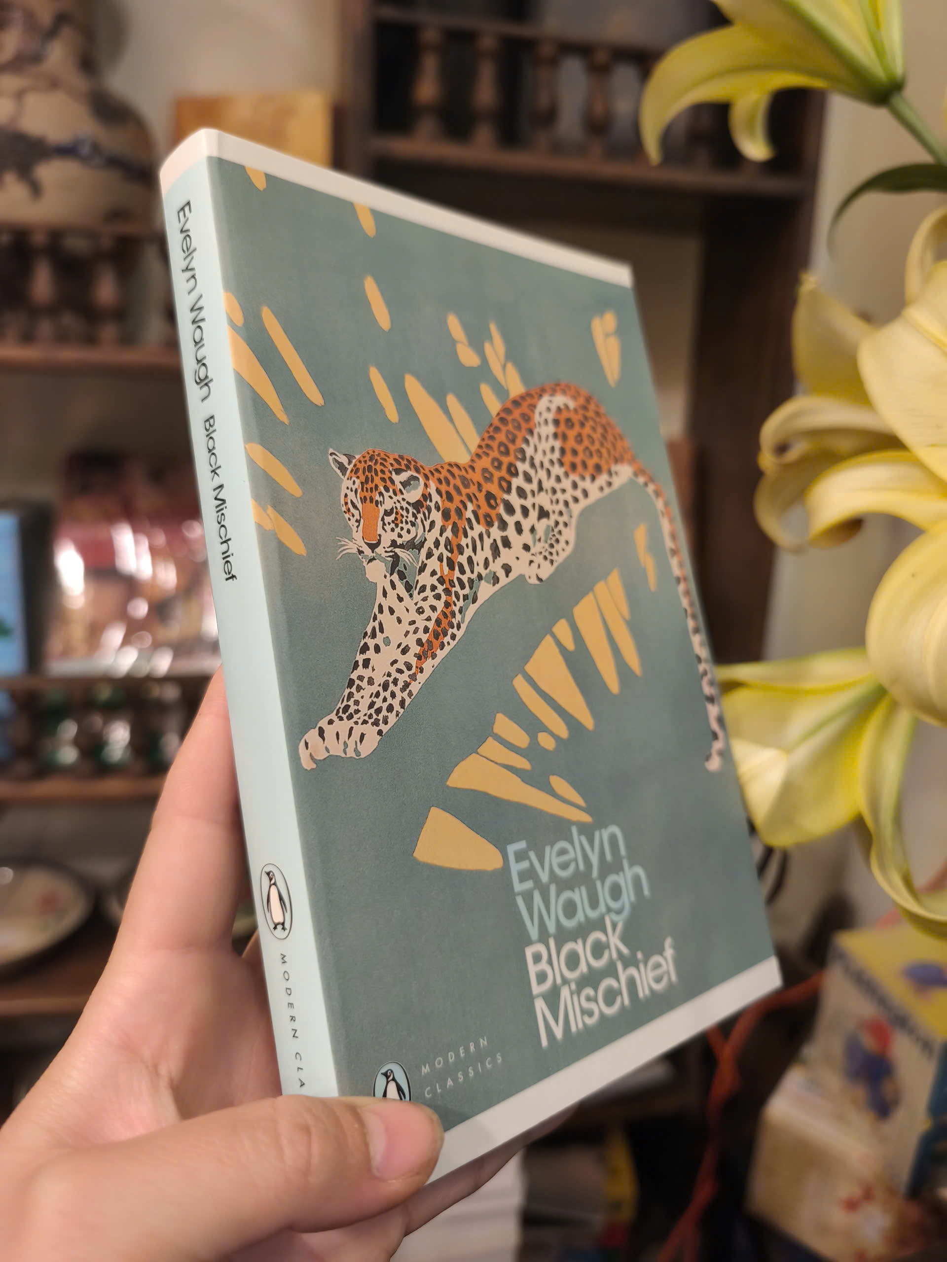 Sách - Black Mischief by Evelyn Waugh | Classics / Fiction / Ngoại văn Kinh điển Nhập khẩu