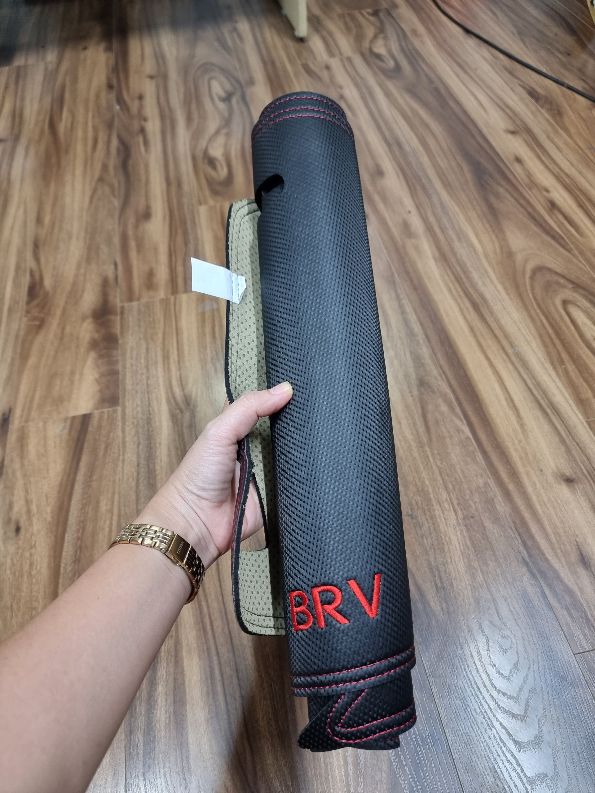 Thảm taplo Honda BRV 2023 màu đen,vừa form xe hàng cao cấp có chống trượt Chất liệu da vân carbon