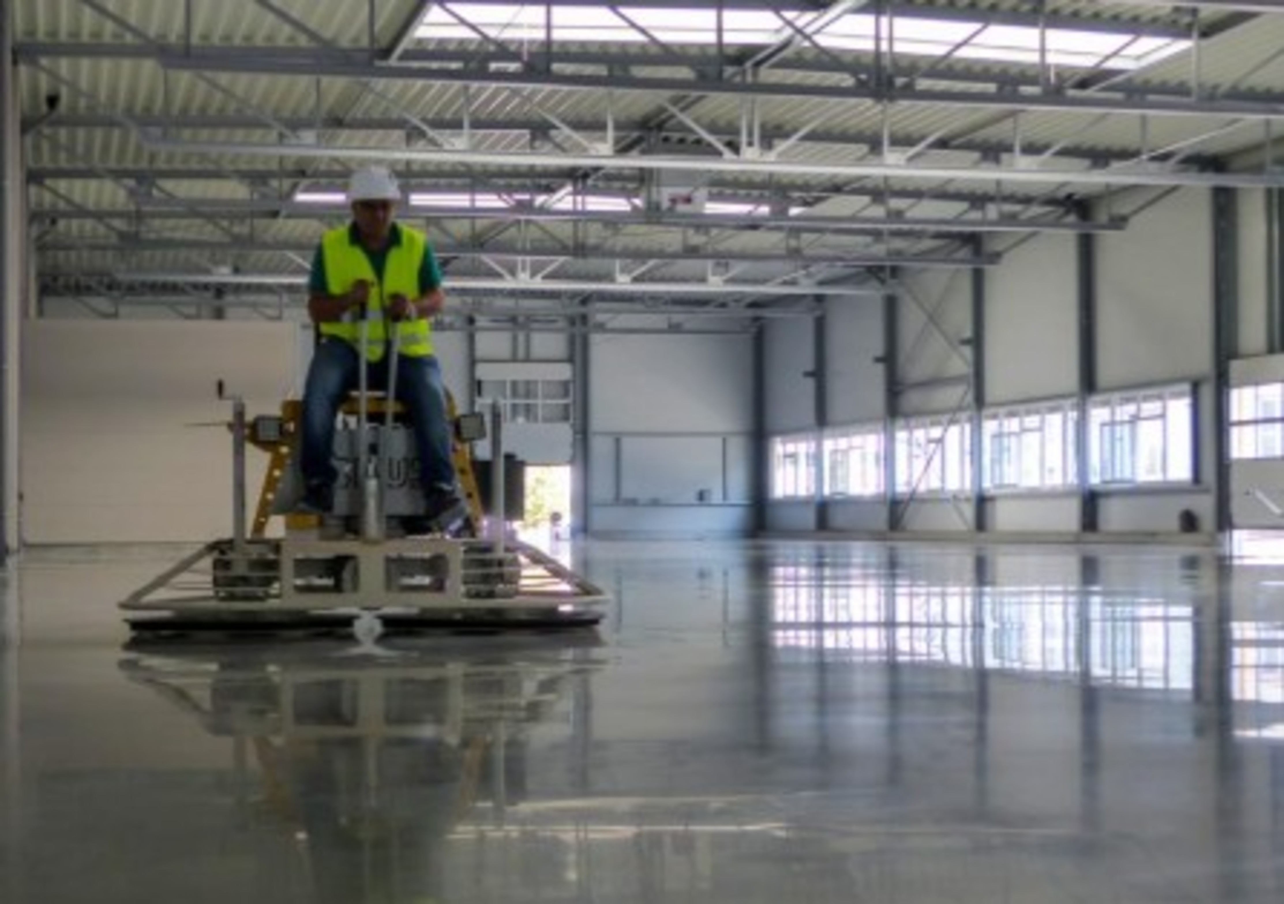 Phủ bóng sàn bê tông AVCOChem - Q PRIME Coat - Siêu bóng bền tiết kiệm - Can 4 lít - Hàng chính hãng