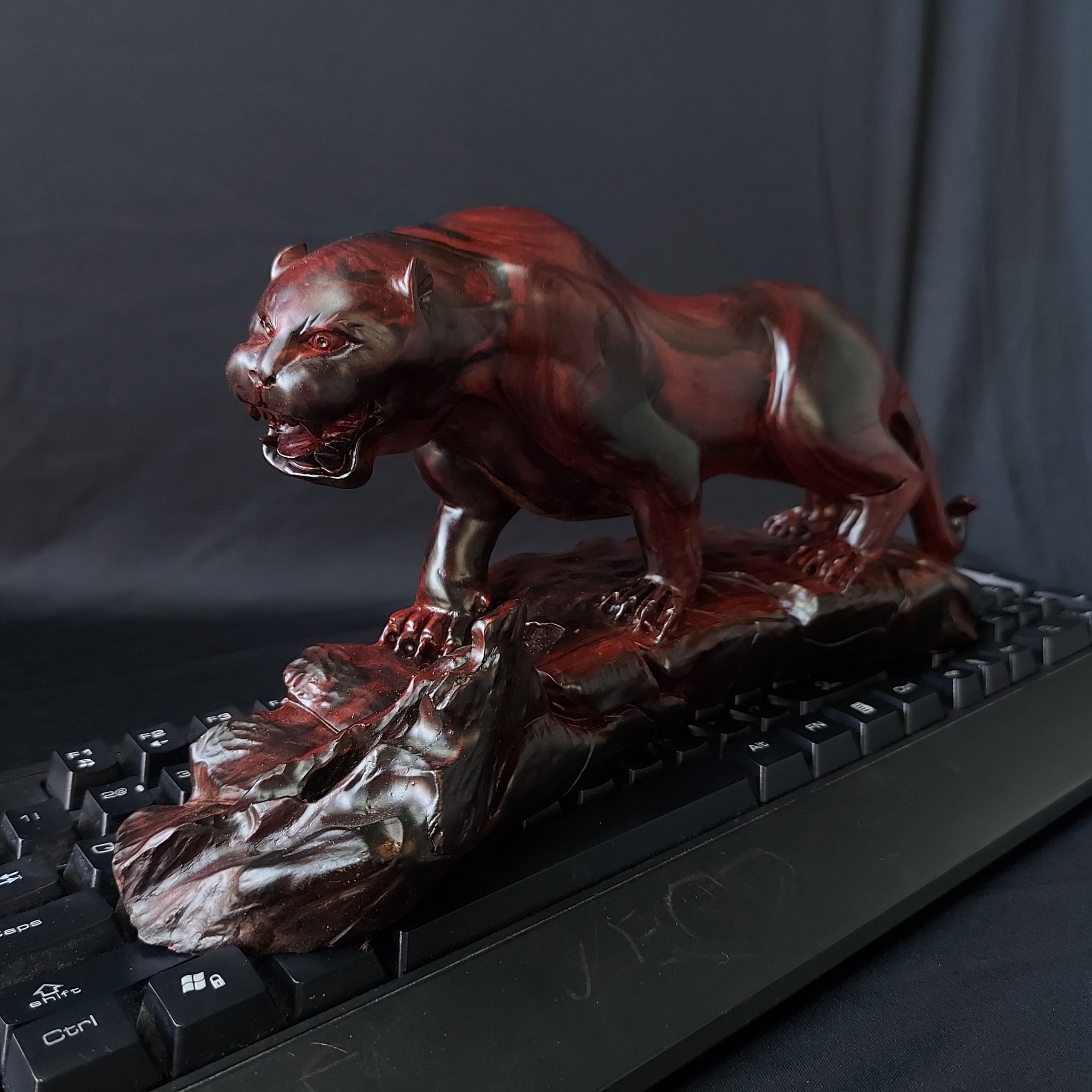 Tượng Con Báo bằng gỗ trắc - Hàng thủ công MB1