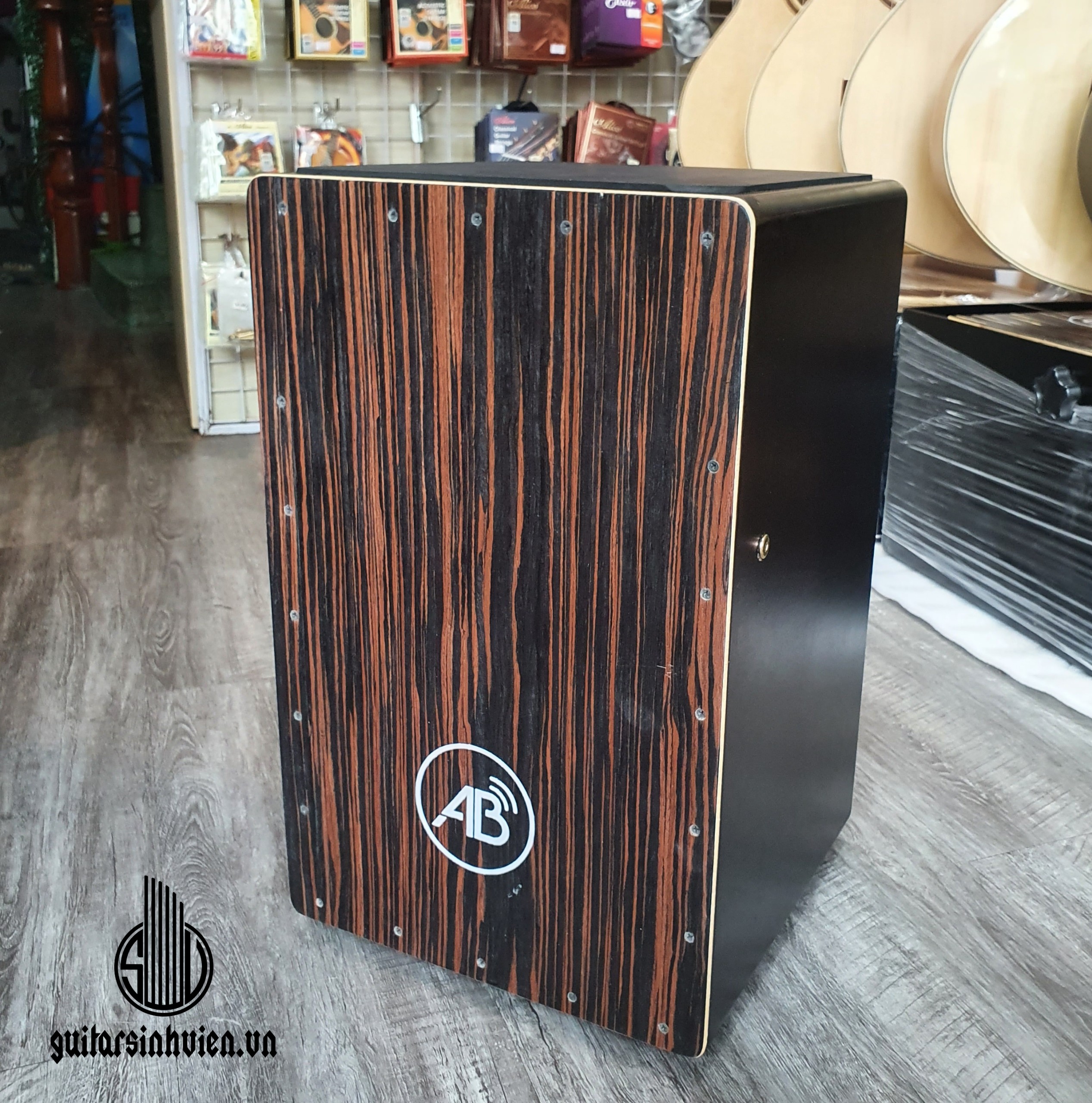 Trống cajon màu gỗ có tay gắn EQ ra loa - Trống tập chơi và biểu diễn - Tặng bao và dây jack