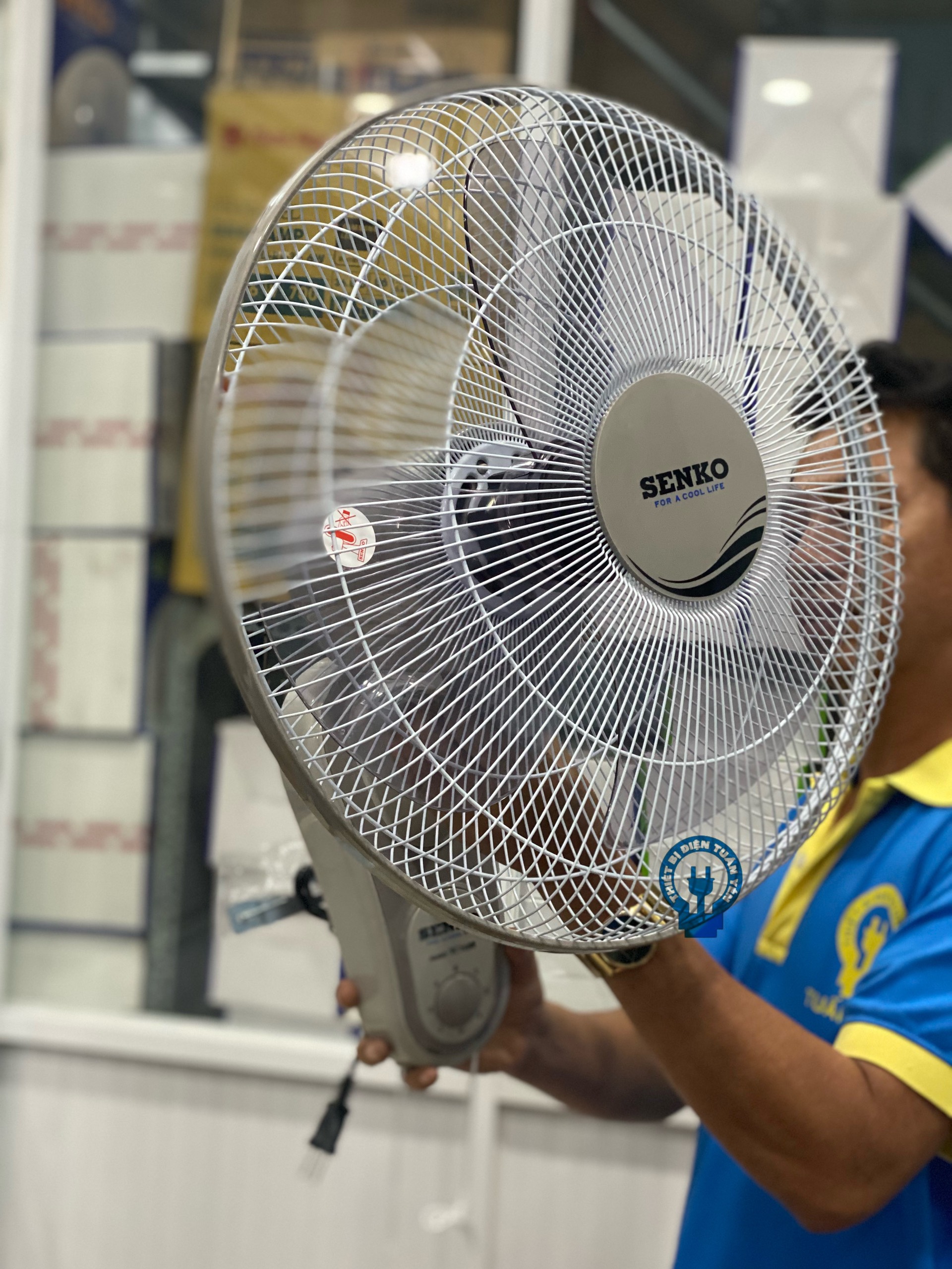 Quạt treo tường Senko TC1688 công suất 47W, mẫu mới 2022 - Giao màu ngẫu nhiên - Hàng chính hãng