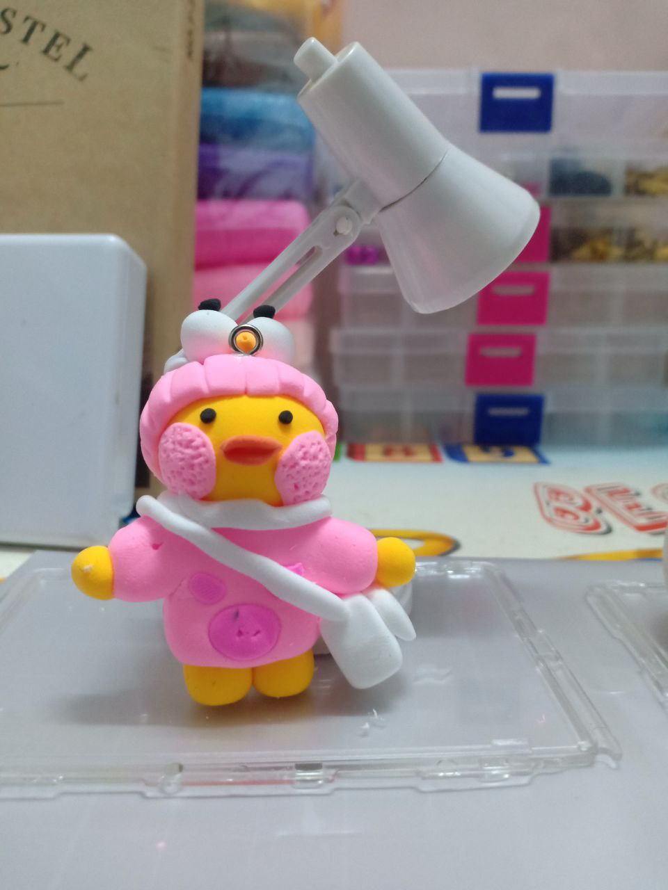Móc khóa chú vịt áo hồng bằng đất sét