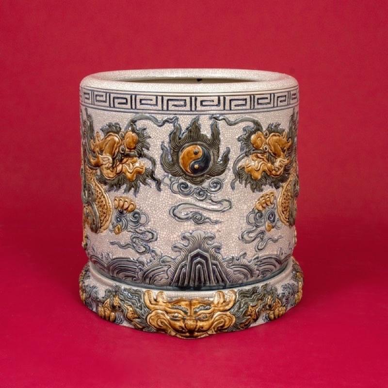 Bộ ban thờ gia tiên men rạn cổ, họa tiết đắp nổi thủ công. Gốm sứ Bát Tràng cao cấp.