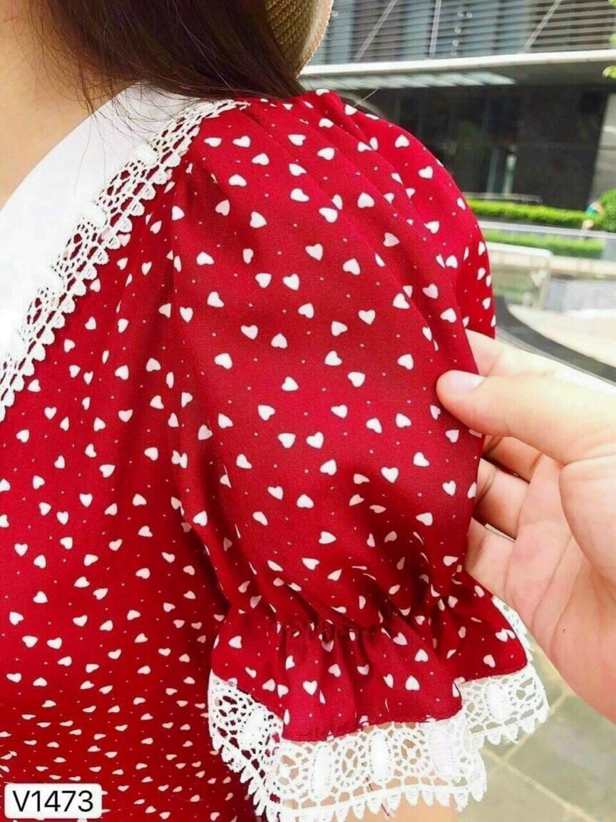 Đầm lụa cổ V tay lỡ phối ren họa tiết trái tim nhí