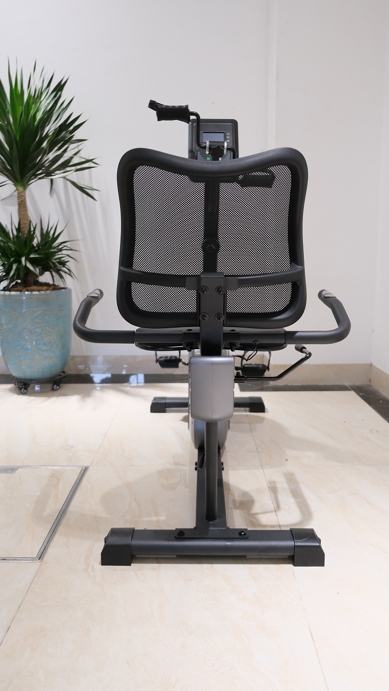 Xe đạp phục hồi chức năng TK8601R điều chỉnh yên linh hoạt, lưng dựa thoáng khí êm ái, tải trọng 120kg chắc chắn, bánh đà 3kg điều chỉnh nặng nhẹ linh hoạt cho người sử dụng.