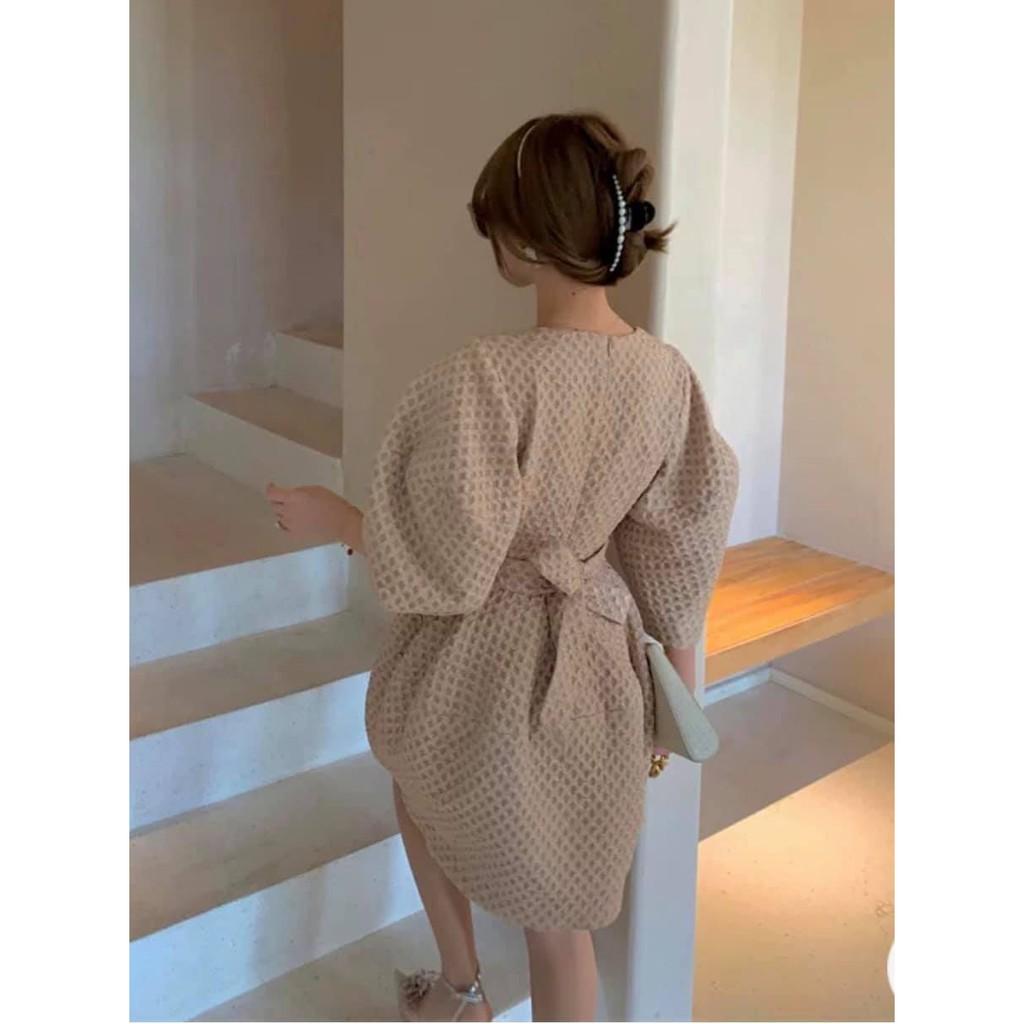 Đầm gấm cổ vuông