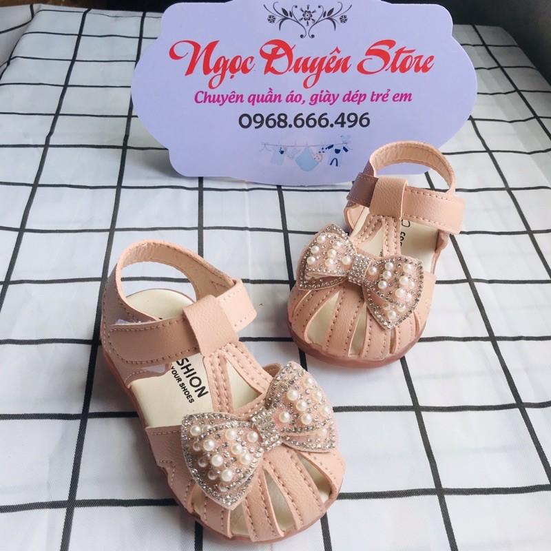 Dép sandal cao cấp tập đi trẻ em phối nơ đính đá ngọc trai phong cách vintage chống vấp cho bé gái