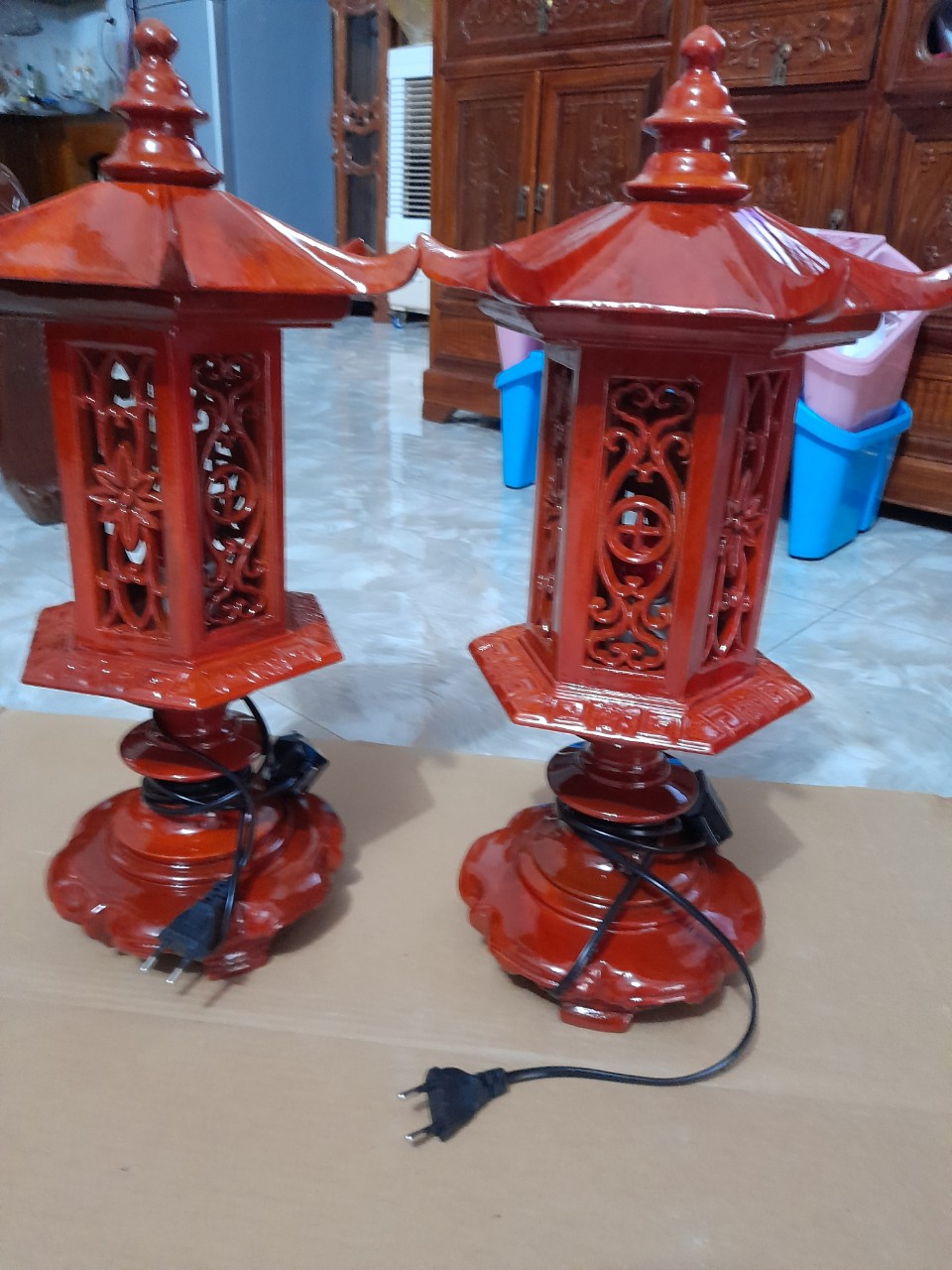 Cặp đèn thờ lục lăng mái chùa gỗ xà cừ cao 48 cm và 56 cm
