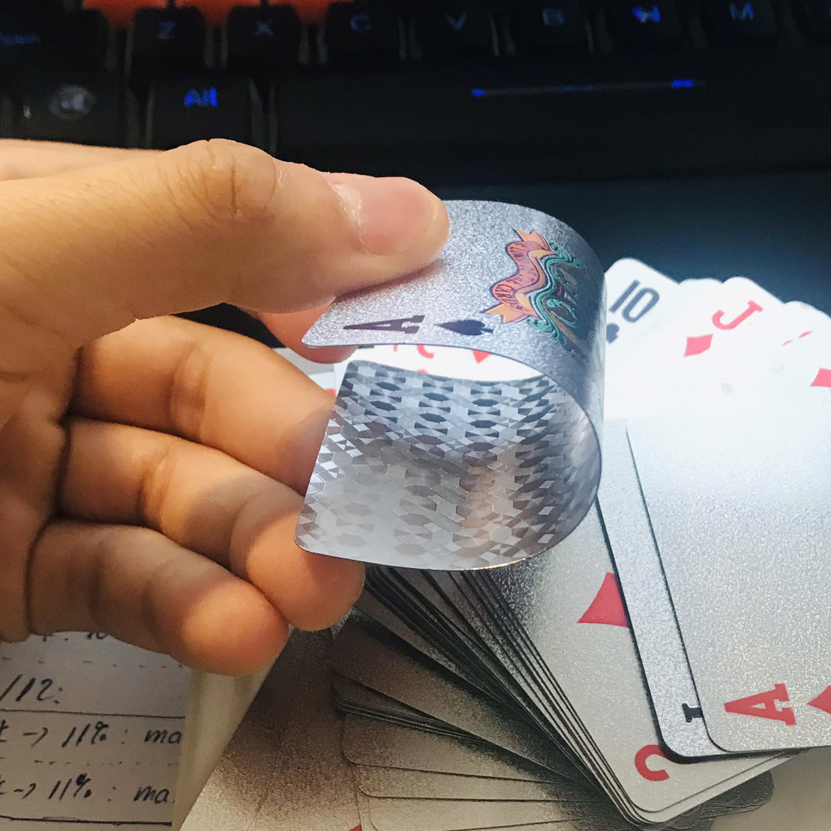 Bài Tây Poker Mạ Si BẠC Cao Cấp Phủ Nhũ BẠC Chính Hãng Amalife – Bộ 54 Lá Bài Pocker Nhựa Dẻo Chống Thấm Nước Chống Gãy Màu Bạc