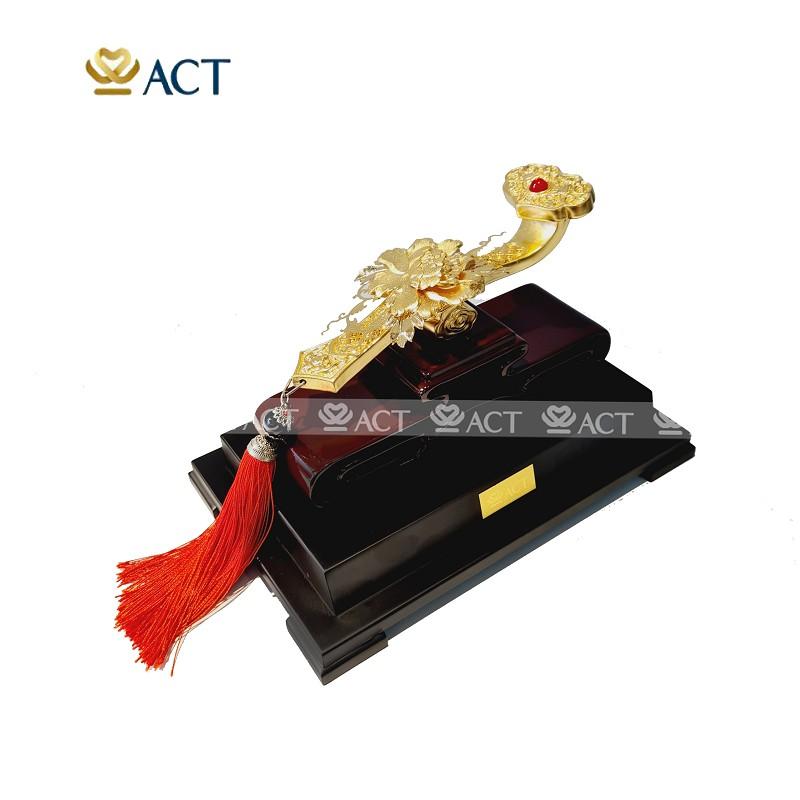 VƯƠNG TRƯỢNG GẬY NHƯ Ý DÁT VÀNG