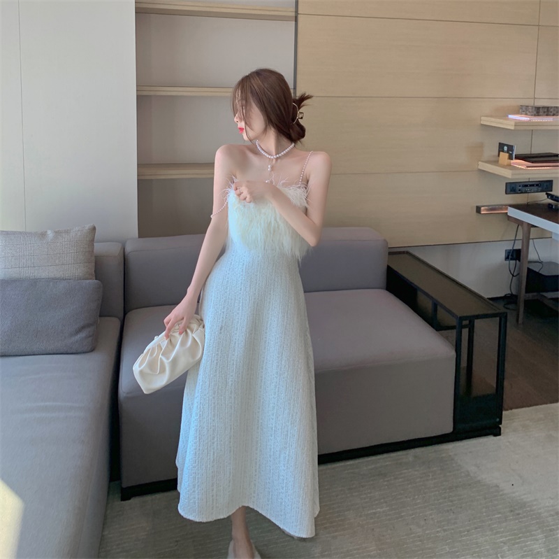 Đầm Xòe 2 Dây Phối Lông Đi Tiệc kiểu dáng xòe nhẹ nhàng nữ tính,phối lông ở ngực kèm dây hạt làm điểm nhấn. Tạo nên chiếc đầm phong cách thời trang trẻ trung,ngọt ngào nữ tính mà ko kém phần quyến rũ và sang chảnh. Màu sắc và kiểu dáng ko kén da lun ạ