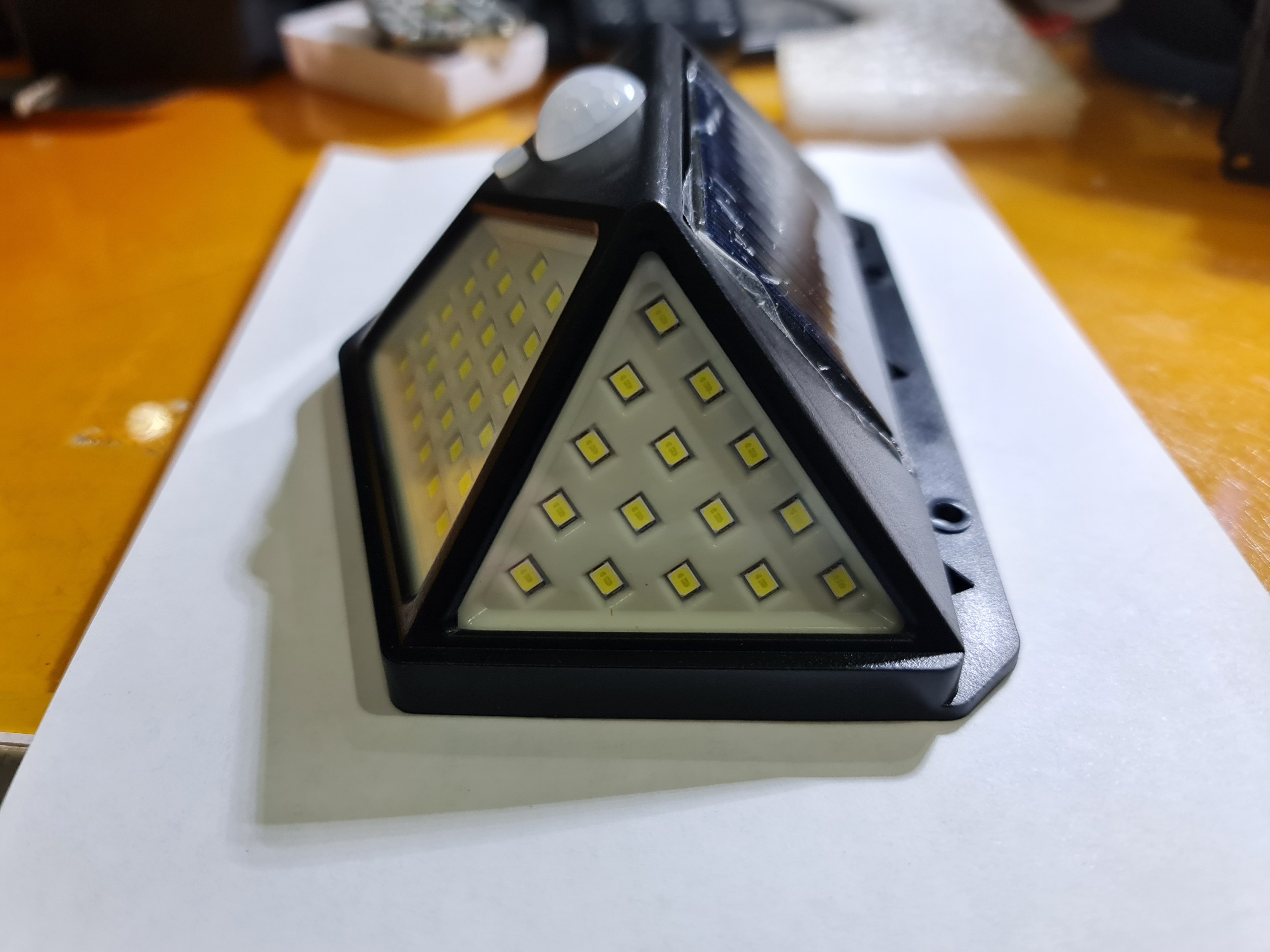 Đèn NLMT cảm ứng chuyển động bật sáng Model 100 hạt led
