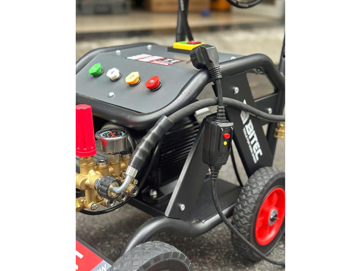 MÁY RỬA XE CÓ CHỈNH ÁP 3.900W 220BAR BT391 BTEC - HÀNG CHÍNH HÃNG