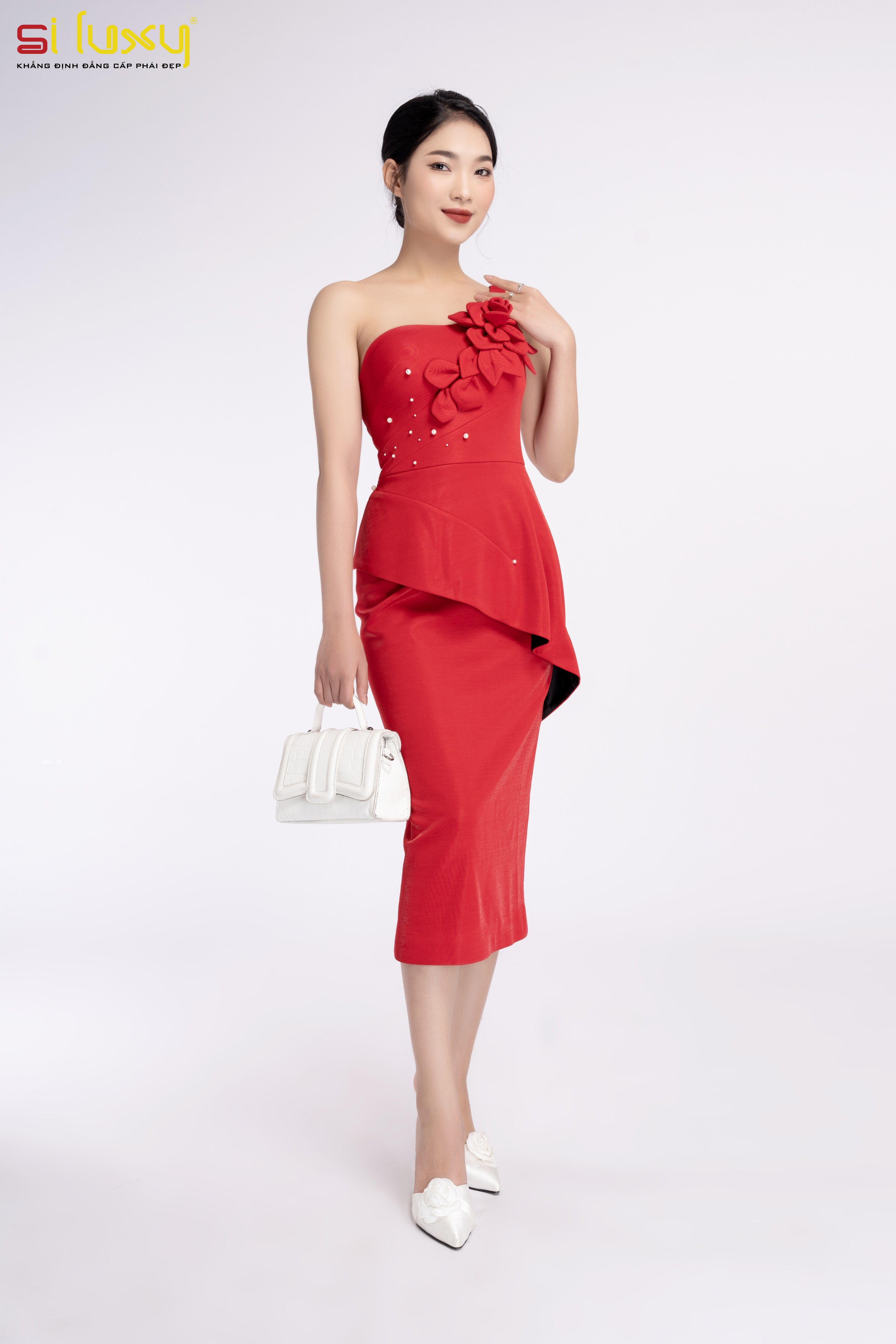 Đầm đỏ lệch vai dự tiệc thiết kế cao cấp Siluxy dáng ôm peplum che khuyết điểm phần eo vài hở đính hoa 3D thủ công H3- 32