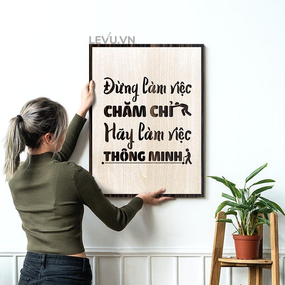 Tranh treo tường đơn giản LEVU LV031 "Đừng làm việc chăm chỉ hãy làm việc thông minh"