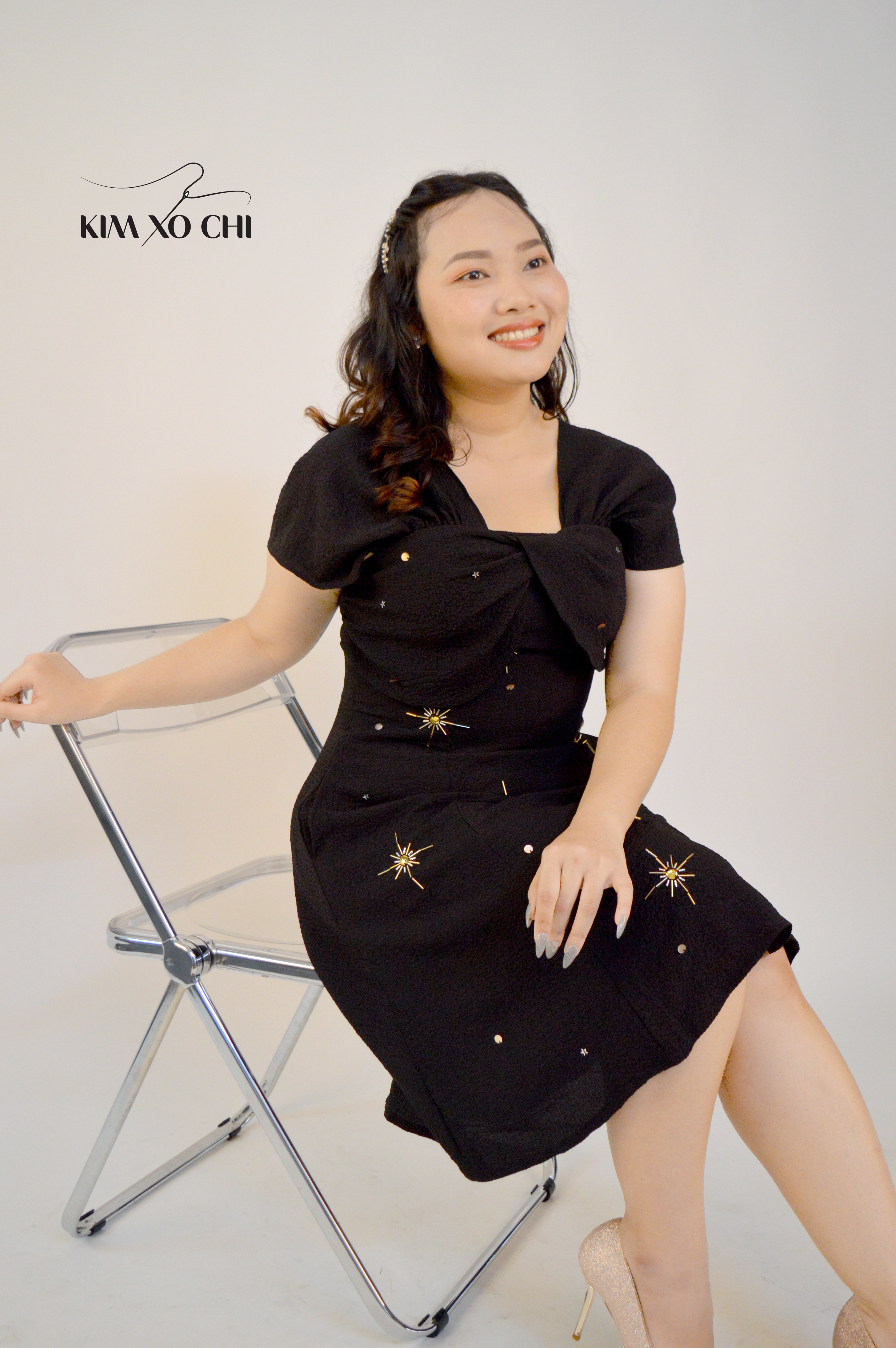 Đầm bigsize xoắn đính ngôi sao màu đen
