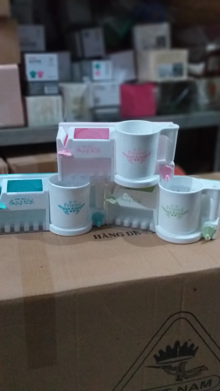 Cắm bàn chải có khe nặn kem đánh răng siêu tiện lợi 116