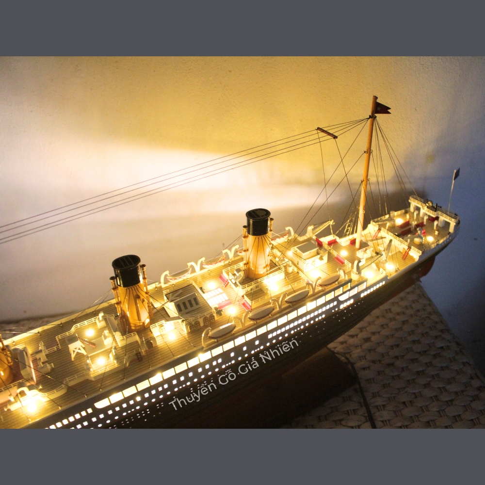 Mô Hình Thuyền Gỗ Trang Trí Phong Thủy Dạng Thuyền Du Lịch RMS TITANIC WITH LIGHTS Chính Hãng, Hàng Xuất Khẩu Chất Lượng Cao