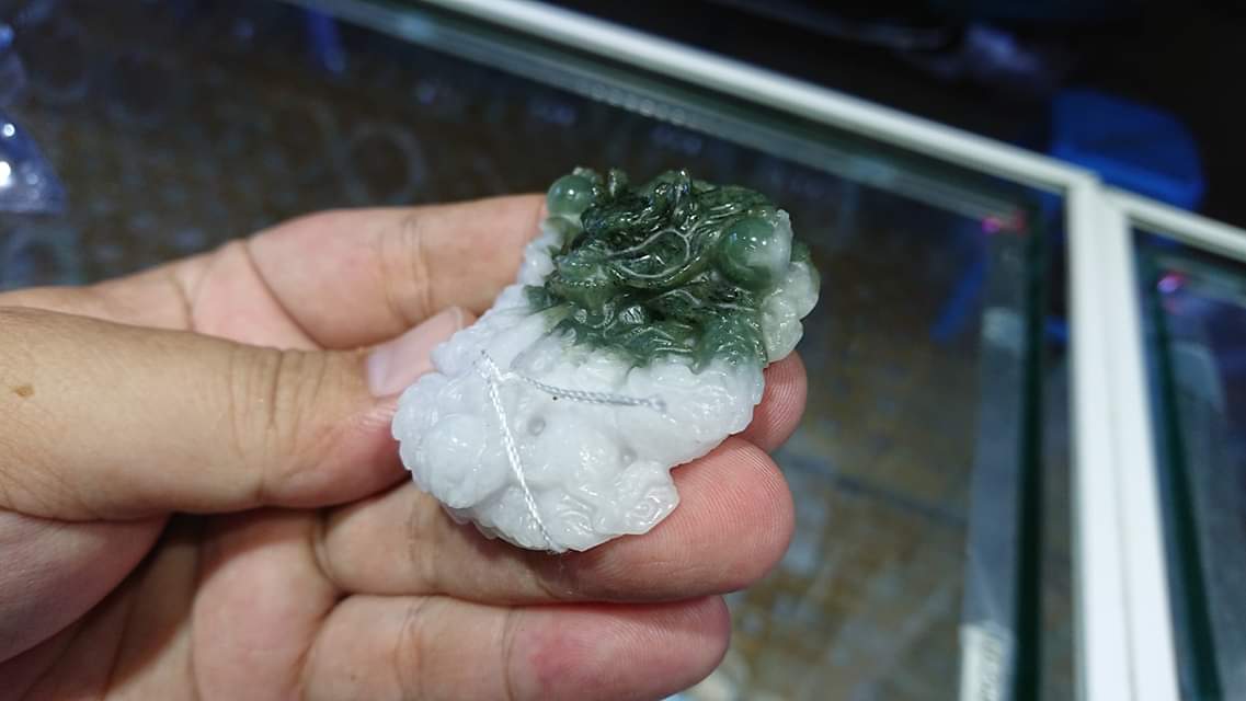 Mặt dây cẩm thạch thiên nhiên điêu khắc rồng cuộn châu