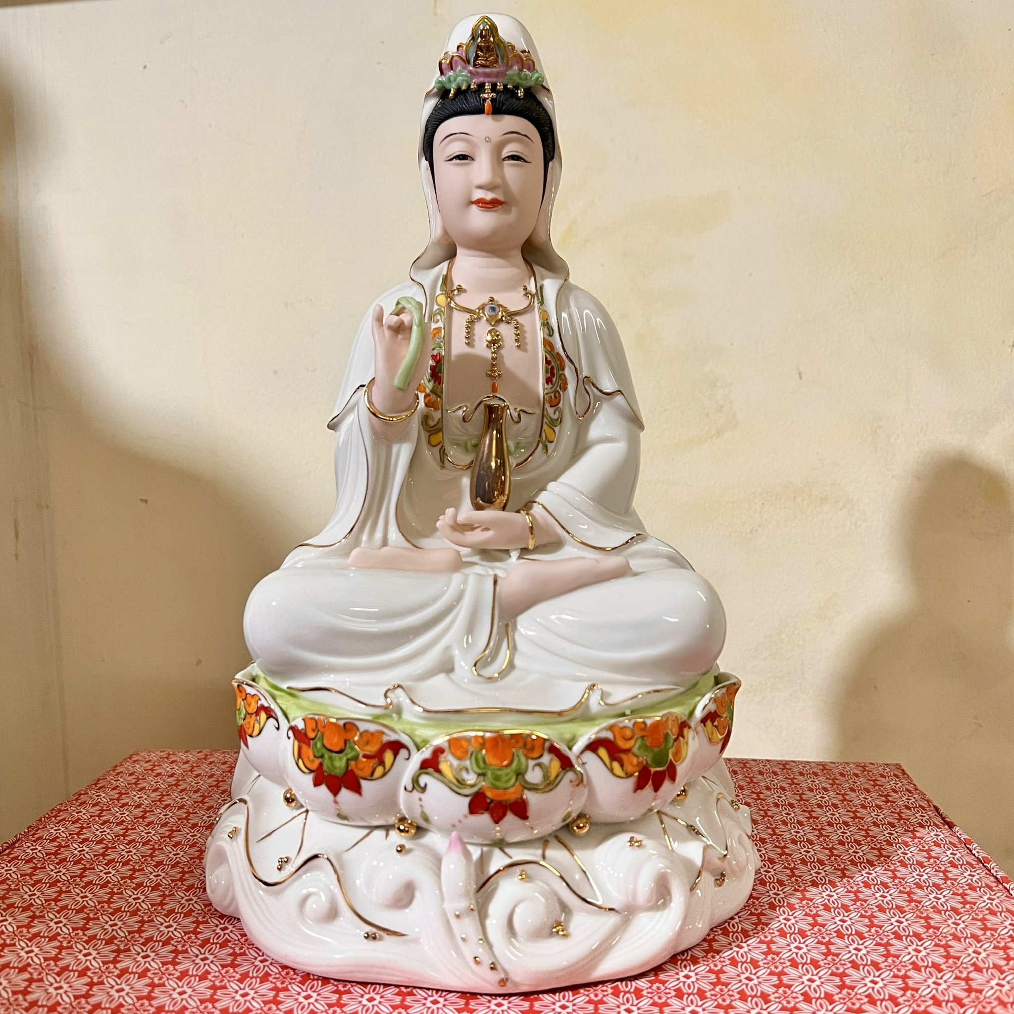 Tượng Quan Âm gốm sứ cao cấp ngồi trên đài sen cao 30.5cm