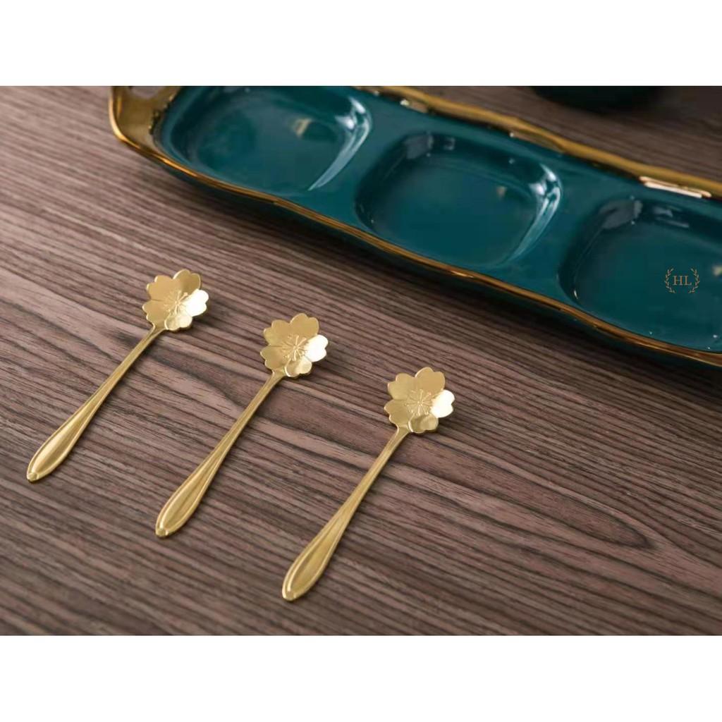 3 Hũ đựng gia vị chất liệu sứ kẻ viền vàng kèm thìa Inox có khay hứng dáng lục giác 2022 | GIA VỊ SỨ LỤC NĂNG XANH TRẮNG