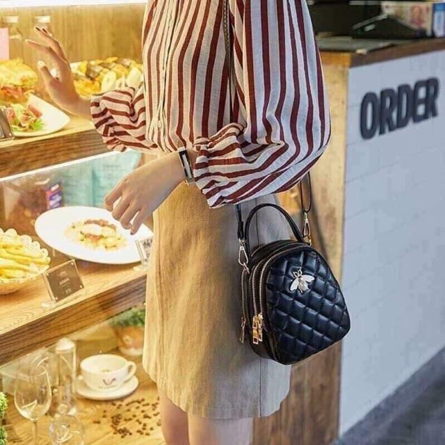 Túi đeo chéo da trần trám huy hiệu Ong siêu sang chảnh