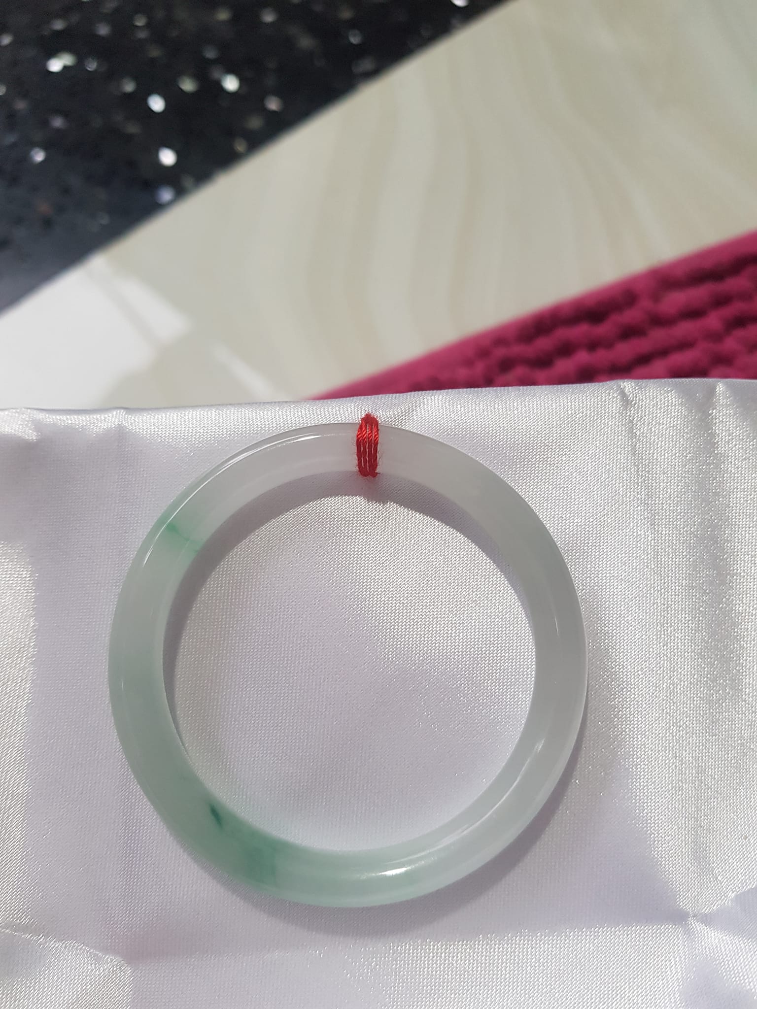Vòng cẩm thạch tự nhiên Lý A 51 Vân Đẹp size 51mm x 7mm màu trắng vân lý đẹp bóng hợp Nữ mệnh Kim mệnh Thủy Nữ 50kg - 57kg ạ