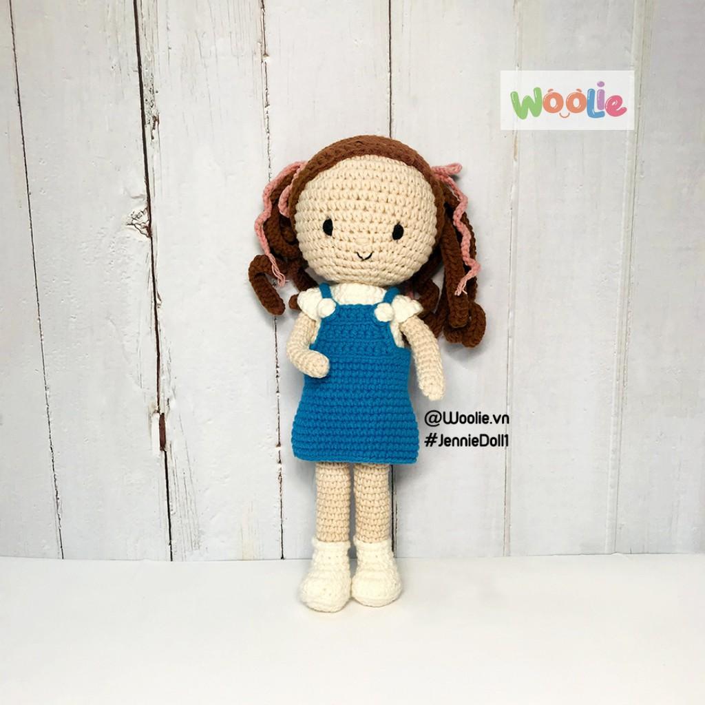 Búp bê len handmade bé nữ Jennie mặc áo trắng váy xanh cao 30cm