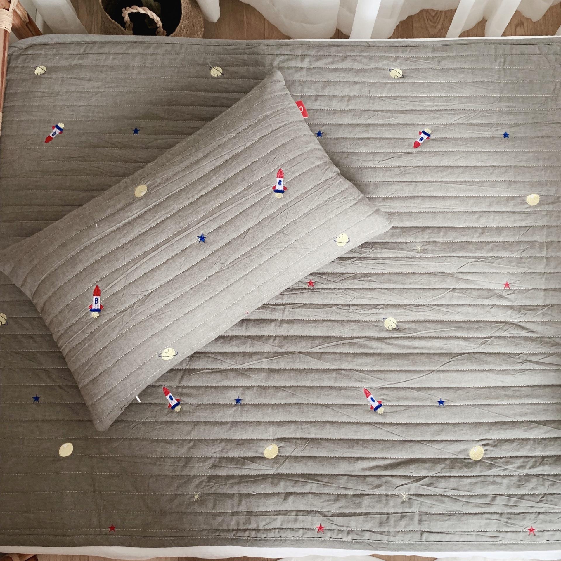 Hàn Quốc Cho Bé Loại Nệm Trẻ Em Bộ Chăn Ga Gối Chăn Ủ Hình Thêu Thảm Lót Cho Bé Nằm Giường Cũi Trẻ Sơ Sinh Cho Bé Chơi