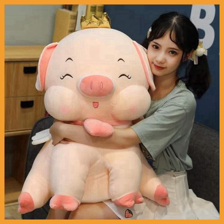 Gấu Bông Heo Ngồi Vương Miện Đeo Chuông