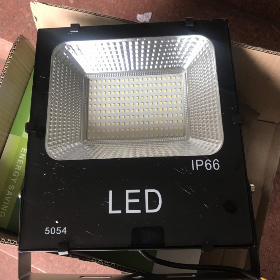 Đèn pha led ngoài trời công suất 100w(0.5)