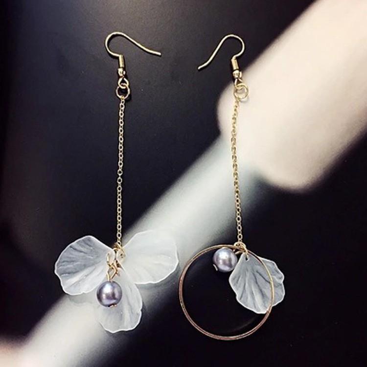 Hoa tai Hàn Quốc hoa rơi bất đối xứng