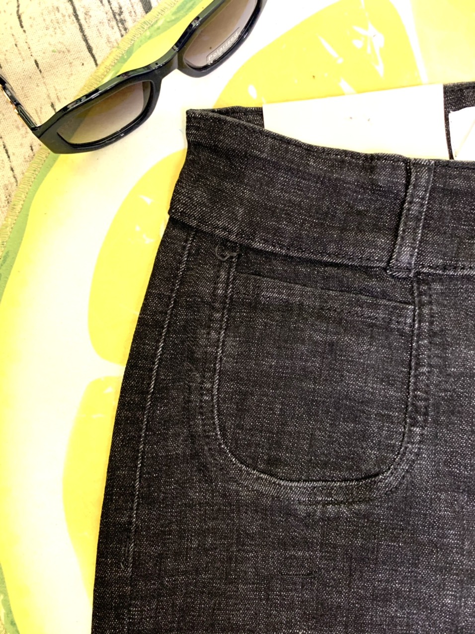 Quần jeans suông đen muối tiêu lai tua rua